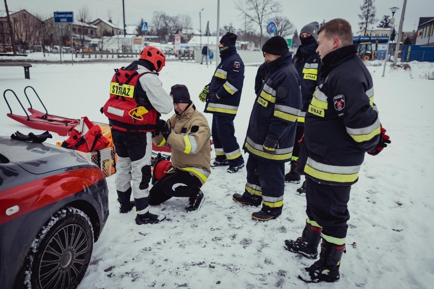 Strażacy z OSP Opoczno ratowali człowieka, pod którym załamał się lód na zalewie [ZDJĘCIA]