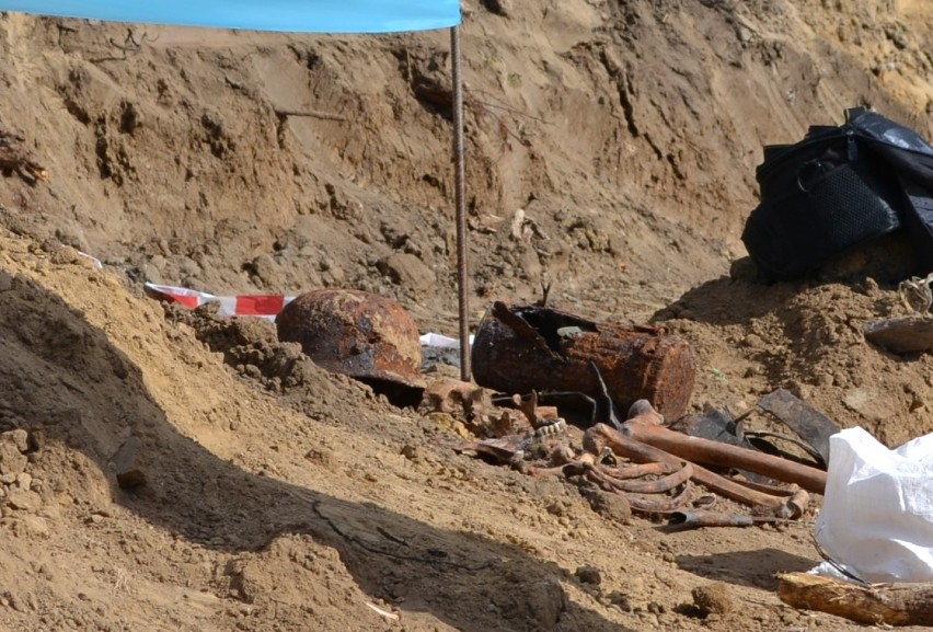 Szczątki ludzkie odkryte na budowie targowiska w Malborku [ZDJĘCIA]. Czy to niemiecki żołnierz?