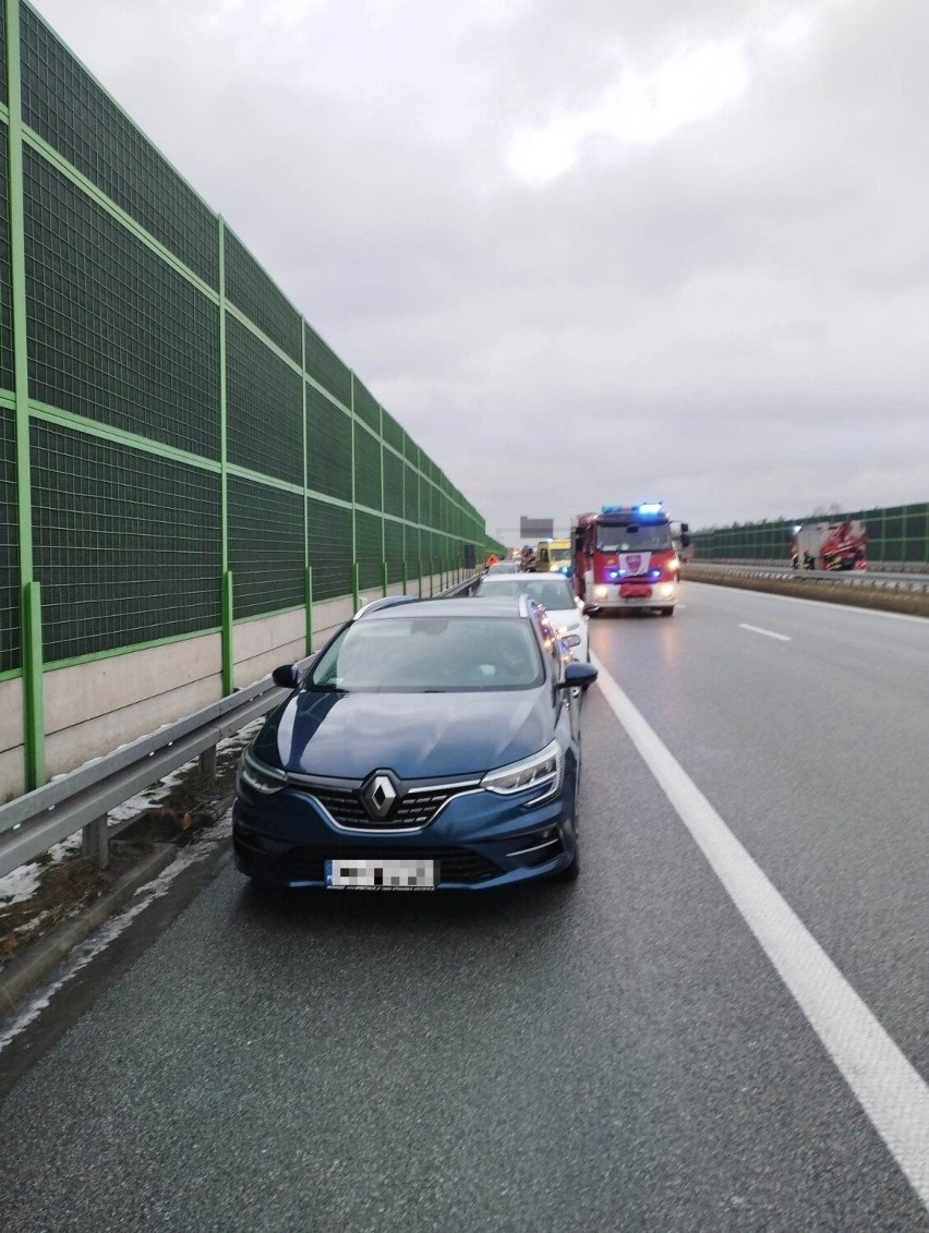 Karambol na autostradzie A 1 na obrzeżach Łodzi. Zderzyły się trzy auta osobowe i ciężarówka. Policjanci wypisali dwa mandaty karne