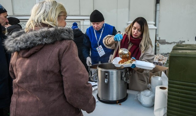 W grudniu ub. roku w spotkaniu wigilijnym dla potrzebujących przed bydgoską bazyliką uczestniczyło 1000 osób. Teraz na Wielkanoc organizatorzy spodziewają się, że będzie to od 700 do 1000 osób.