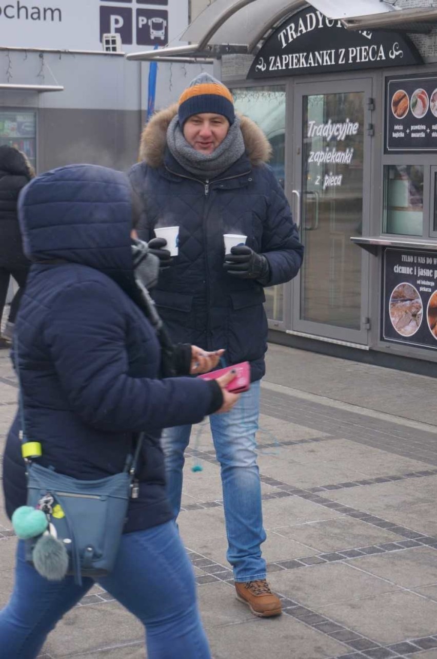 Stowarzyszenie Mieszkańcy Częstochowy rozdawało gorącą herbatę