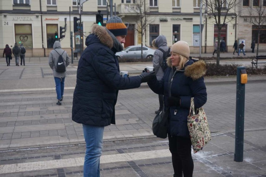 Stowarzyszenie Mieszkańcy Częstochowy rozdawało gorącą herbatę