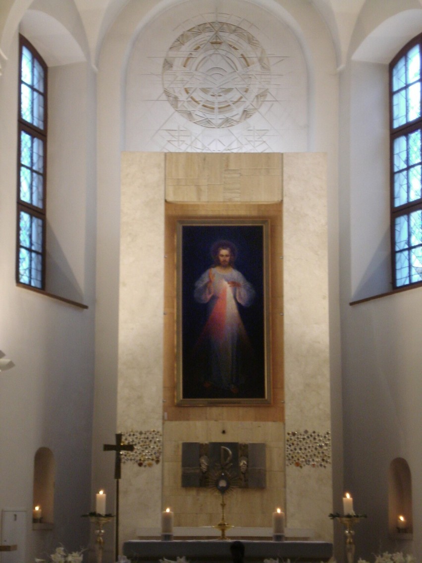 Wnętrze Sanktuarium Miłosierdzia Bożego w Wilnie z obrazem...