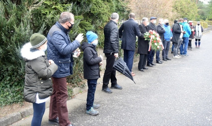 Uroczystości rozpoczęły się oficjalnie o godz. 8.41, kiedy...