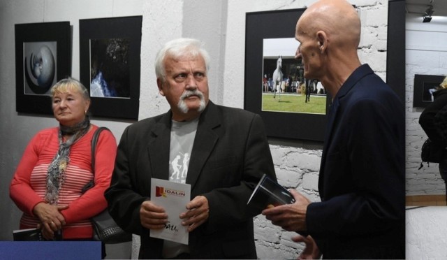 Wystawę fotografii Leszka Jastrzębiowskiego "Między CZASEM, a czasem" otwarto w czwartek, 27 października, w Galerii Domu Kultury Idalin przy ulicy Bluszczowej 4/8. Z prawej Dariusz Stelmach, kierownik Galerii Idalin. Więcej na kolejnych zdjęciach