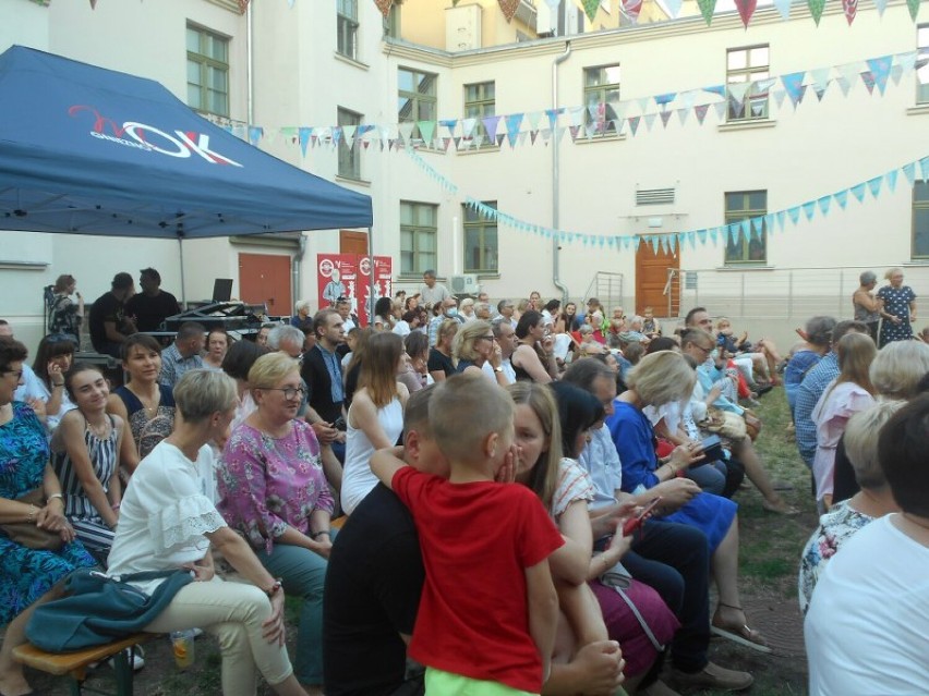 Chór Kameralny UAM wystąpił na dziedzińcu Starego Ratusza