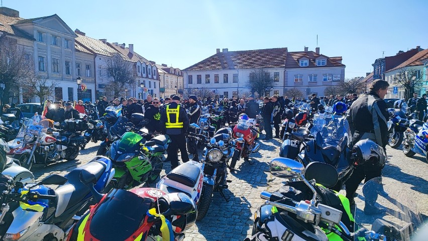 Motocyklowe powitanie wiosny 2022  na placu Wolności w Koninie. Miłośnicy dwóch kółek hucznie rozpoczęli sezon