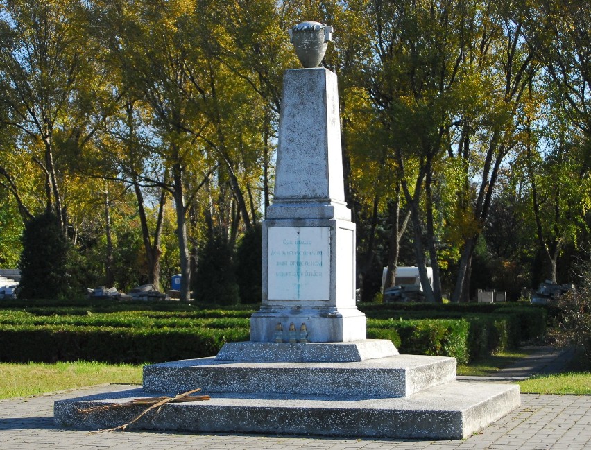 Cmentarz oficerów radzieckich w trakcie prac remontowych w...