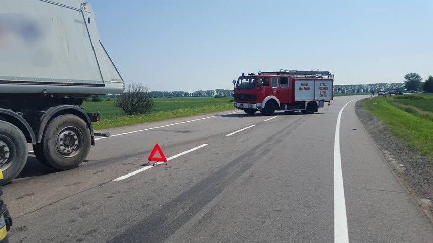 Wypadek w Gnojewie [ZDJĘCIA]. 1 osoba ranna w zderzeniu samochodu osobowego z ciężarówką. Duży wyciek na jezdnię