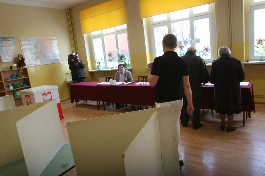 Paweł Polok przy urnie wyborczej [FOTO]