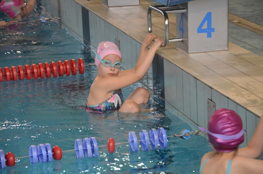Otwarte Mistrzostwa Głogowa w pływaniu. Na starcie stanęli najmłodsi zawodnicy [ZDJĘCIA, FILM]