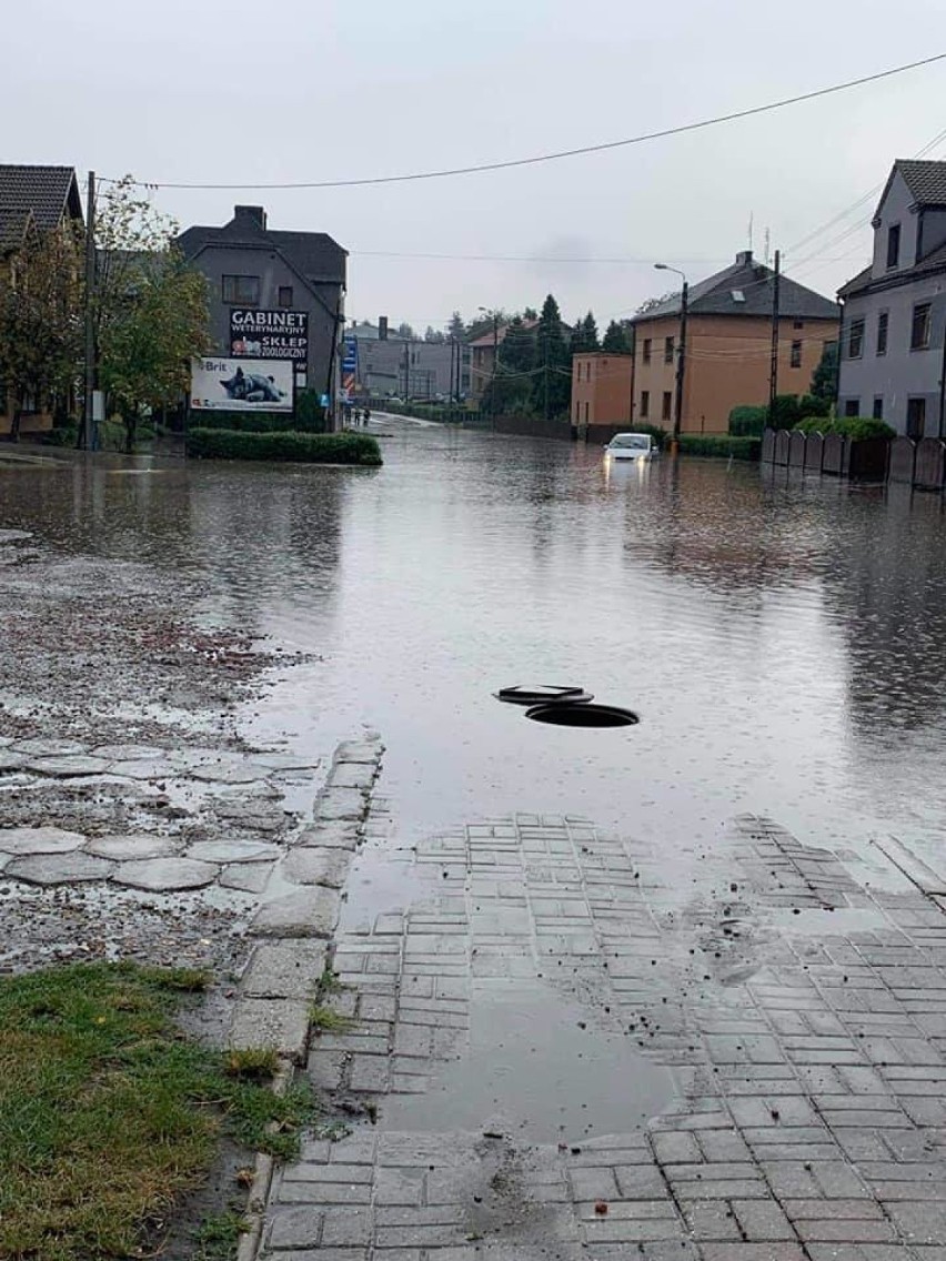 Olbrzymia ulewa nad Pszowem. Woda zalała całą drogę [WIDEO]