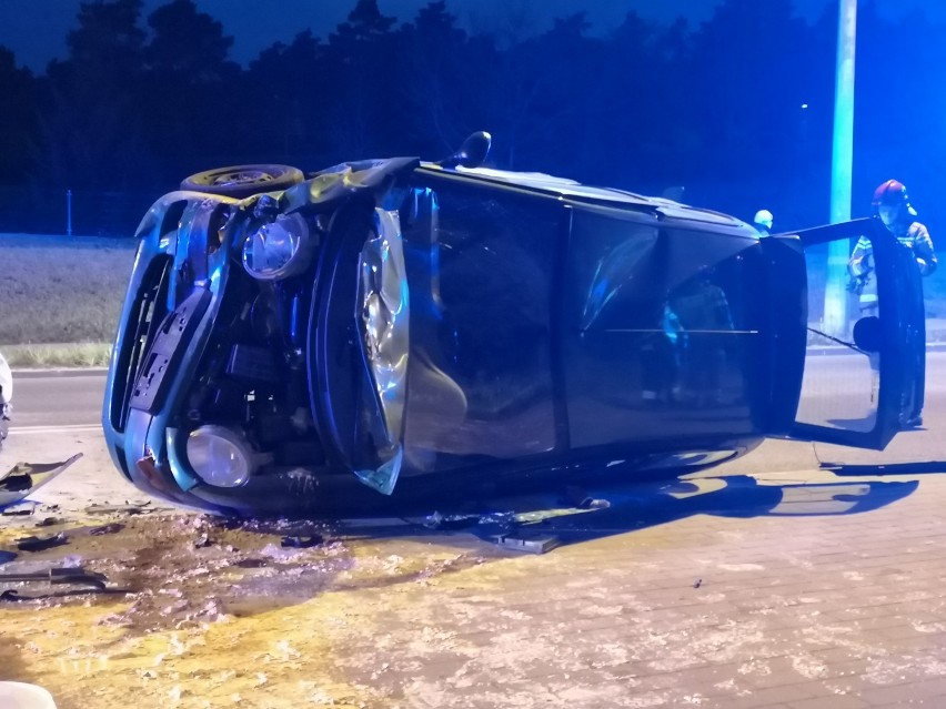 Wypadek na ul. Konstytucji 3 maja w Grudziądzu. Zderzyły się dwa samochody, jeden przewrócił się na bok [zdjęcia]