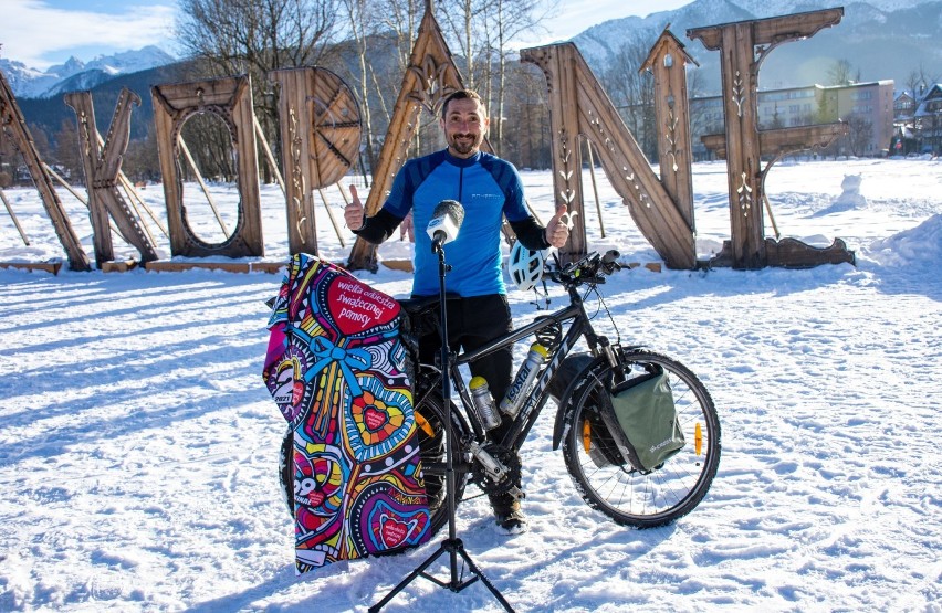 Zakopane. Na rowerze przemierza Polskę dookoła. Zbiera na Wielką Orkiestrę Świątecznej Pomocy 