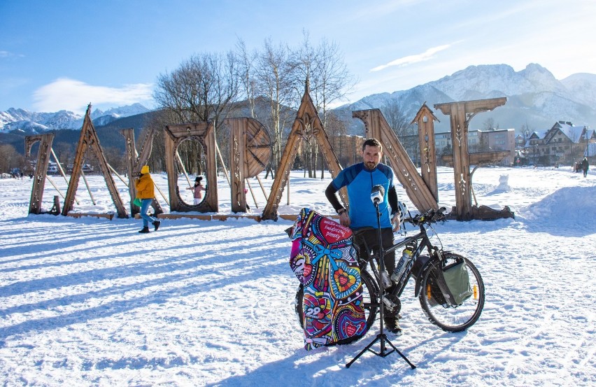 Zakopane. Na rowerze przemierza Polskę dookoła. Zbiera na Wielką Orkiestrę Świątecznej Pomocy 