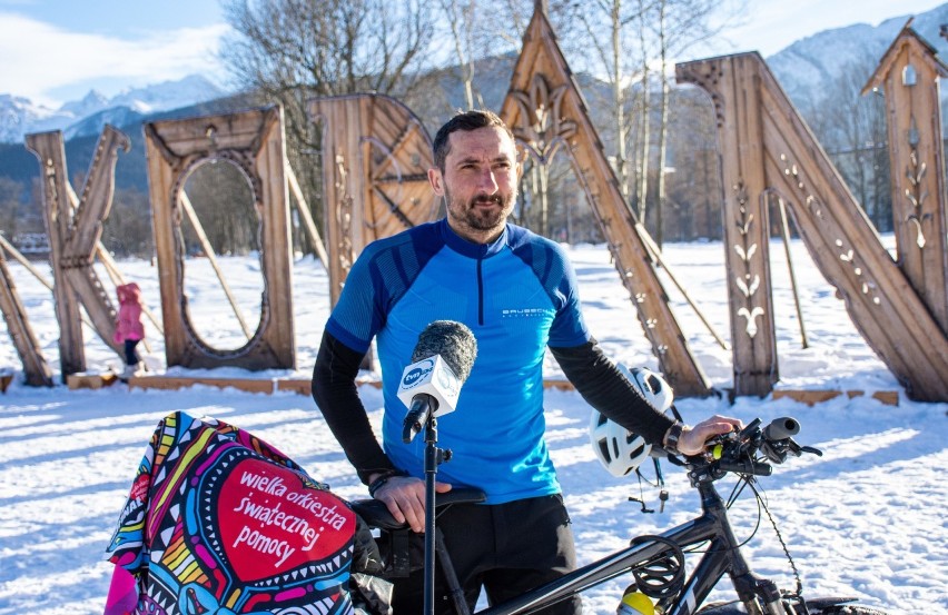 Zakopane. Na rowerze przemierza Polskę dookoła. Zbiera na Wielką Orkiestrę Świątecznej Pomocy 