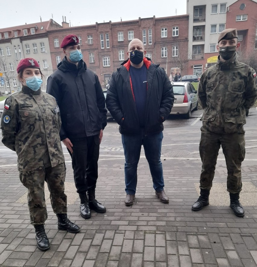 Malbork. Do seniorów trafiły paczki w ramach akcji "Kombat-Pak" oraz pakiety od "Głosu Seniora"