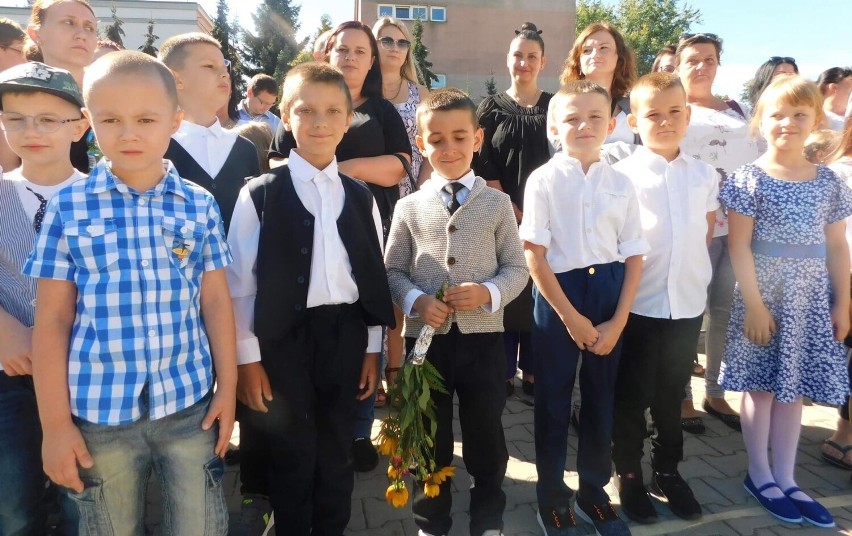 Inauguracja roku szkolnego w ostrowieckiej „czwórce”. Na pierwszy dzwonek uczniowie czekali z uśmiechami na twarzach. Zobaczcie zdjęcia