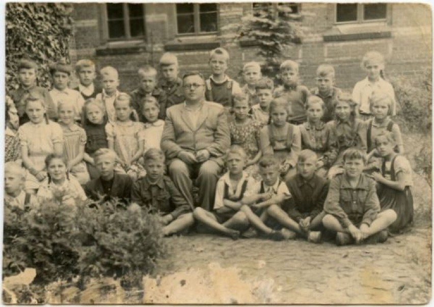 Dzieci z Lęborka podczas nauki i zabawy na archiwalnych zdjęciach [ZDJĘCIA]