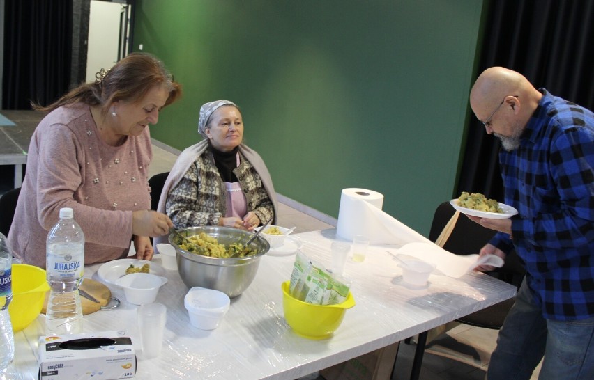 Dziś w Kutnowskim Domu Kultury można było wziąć udział w niezwykłych warsztatach kulinarnych, owocem których były sałatki i hummus wykonane przez uczestników spotkania