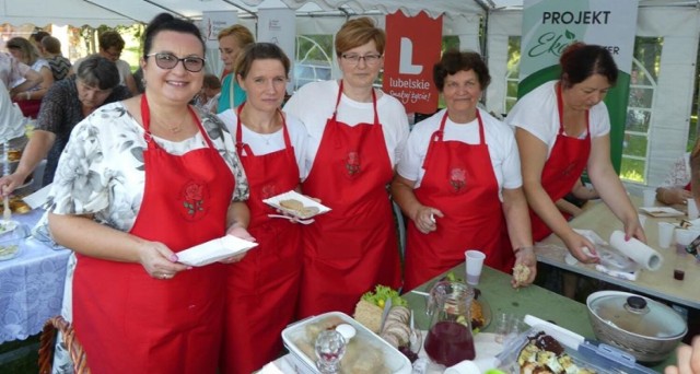 Podczas festiwalu w Siennicy Różanej  można było spróbować pysznych i tradycyjnych dań przygotowanych przez lokalne KGW. fot.