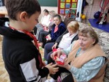 Dzienny Dom Opieki Senior Wigor odwiedzili w uczniowie że Szkoły Podstawowej nr 2