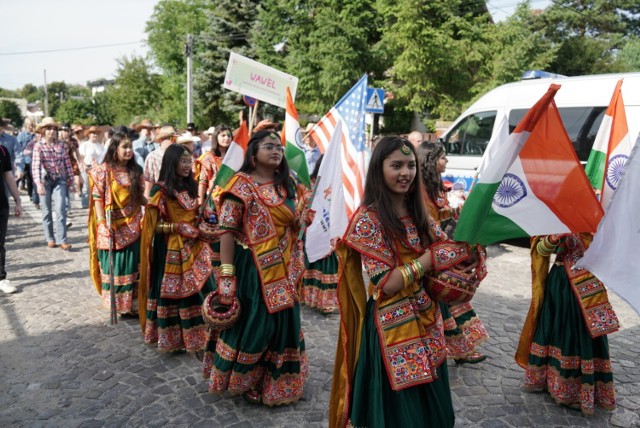 Uczestnicy tegorocznego festiwalu przemaszerowali z nowosądeckiego rynku do amfiteatru w Parku Strzeleckim