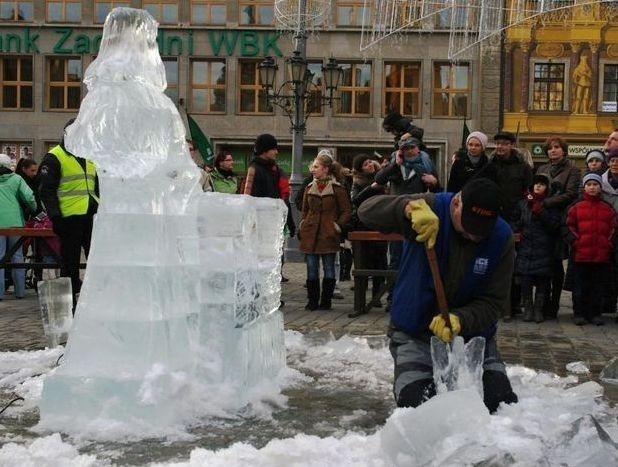 Wrocław: Wyrzeźbił lodową &quot;Królowę Śniegu&quot;