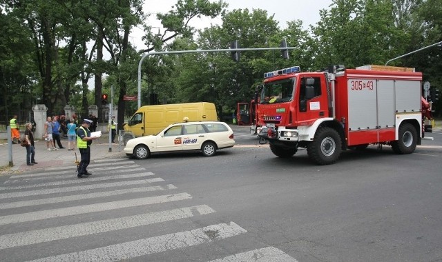 Na Przędzalnianej w Łodzi taksówka zderzyła się z busem.