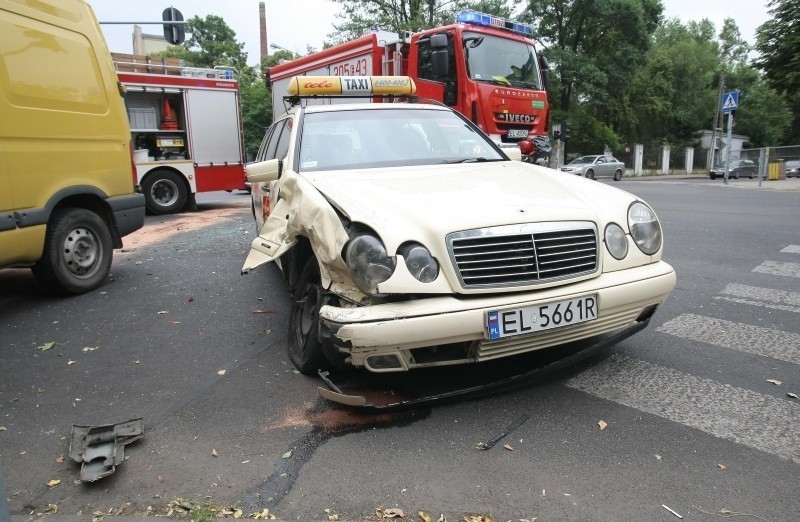 Na Przędzalnianej w Łodzi taksówka zderzyła się z busem.