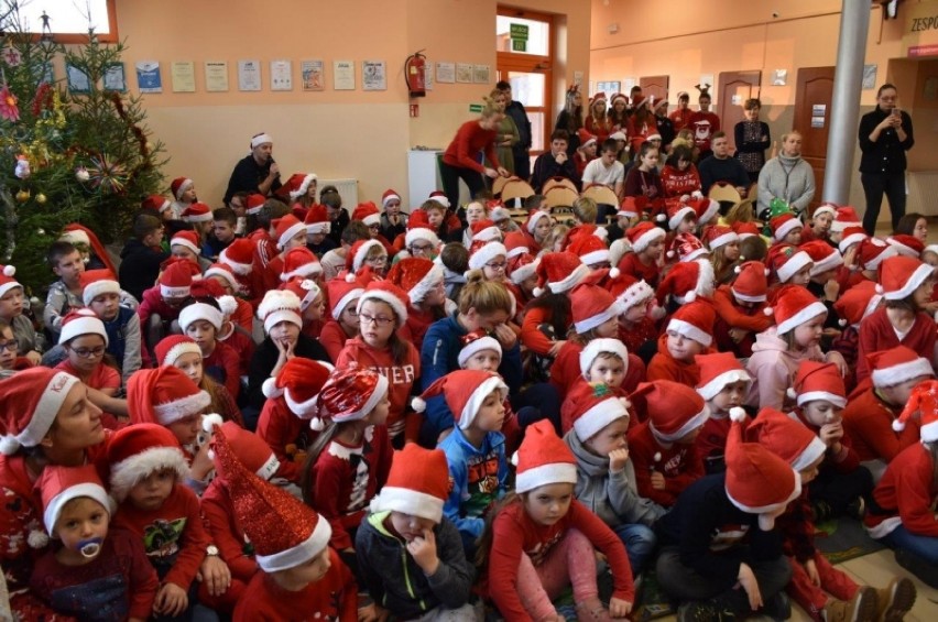 Zespół Szkolno-Przedszkolny w Stróżewie i akcja świątecznego czytania. Dzieci słuchały bestselleru Knister Barry (ZDJĘCIA)