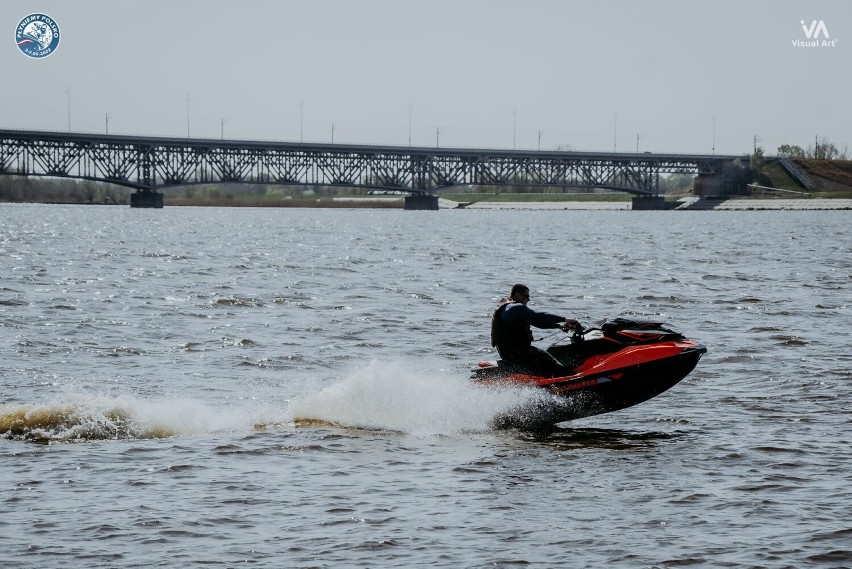 Polski Dakar na wodzie zawitał na Pomorze. Motorowodniacy z dziećmi w Mechelinkach. Płyniemy Polsko już za półmetkiem