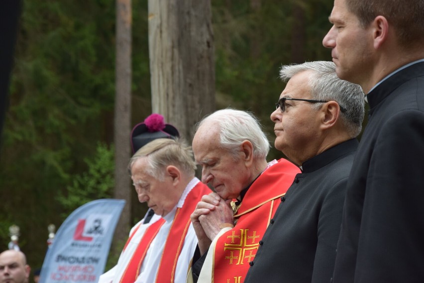 Pomnik Chrystusa Frasobliwego, dzwon pamięci i krzyż upamiętniają ofiary Obławy Augustowskiej