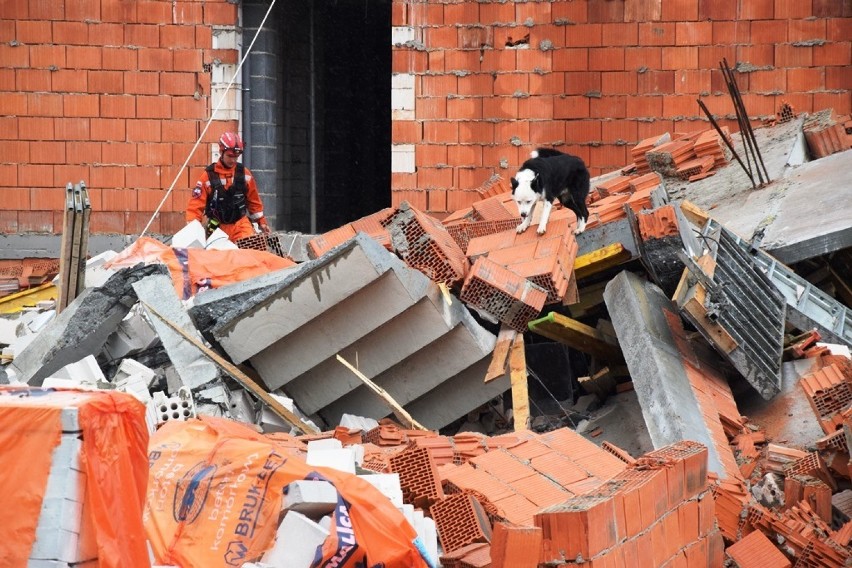 W Bielsku-Białej zawalił się 3-kondygnacyjny blok! Strażacy przeszukują gruzowisko