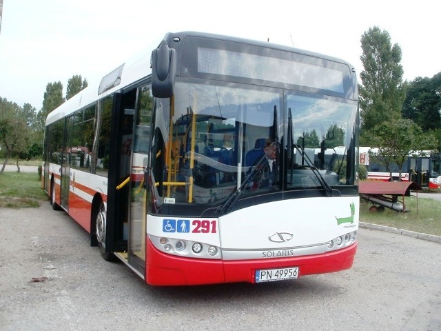 Konin wzbogacił się o 15 nowych autobusów firmy Solaris. Nowy tabor kosztował ponad 16,2 mln zł, a aż 80 procent tej sumy pochodziło z unijnych dotacji. 

Zobacz także: Solarisy w Koninie. Nowoczesne autobusy na ulicach miasta