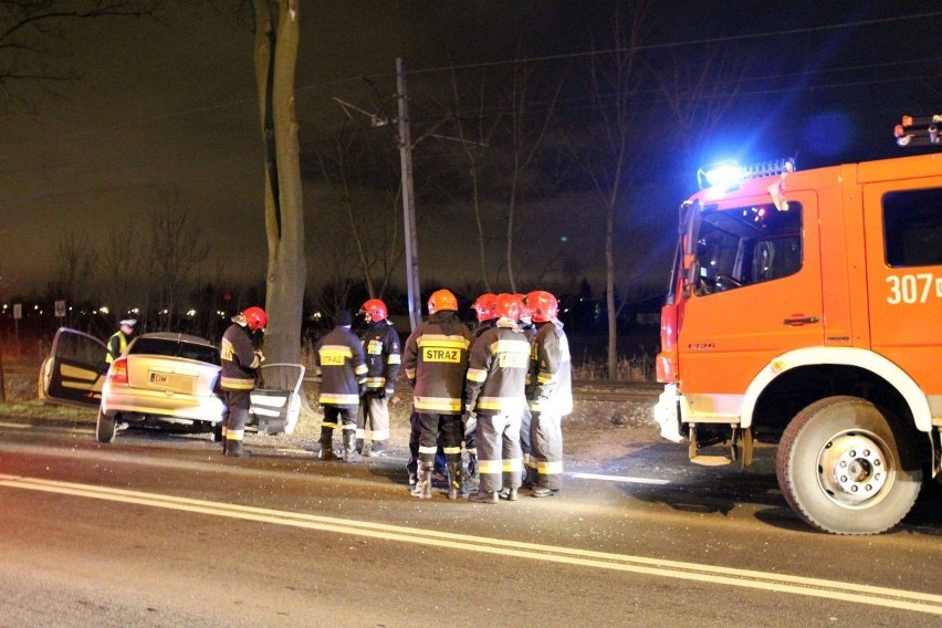 Wrocław: Na ulicy Kosmonautów opel uderzył w drzewo (ZDJĘCIA)
