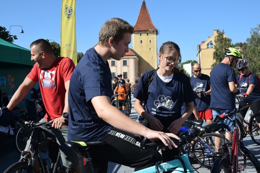 Zwykły niezwykły przejazd rowerowy przez miasto