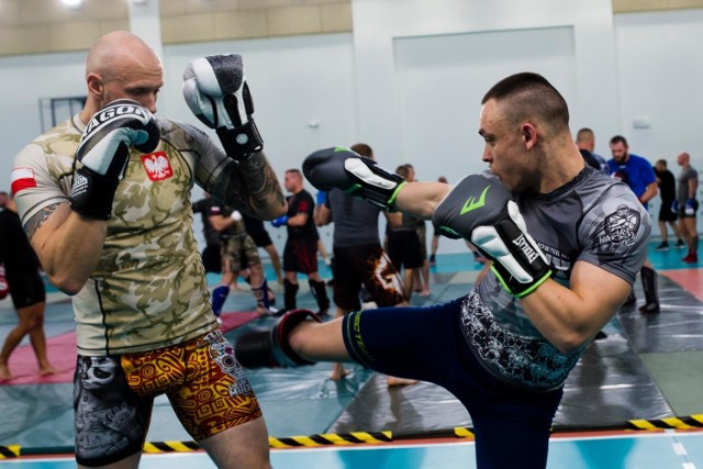 Kraków. Mistrz MMA Tomasz Drwal szkolił weteranów misji