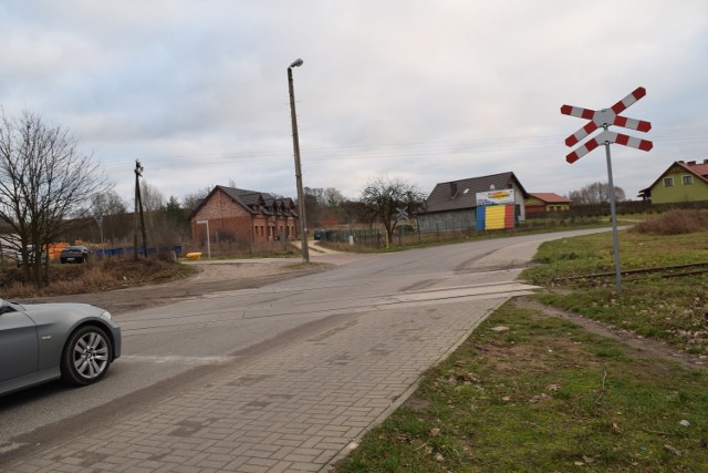 Przejazd kolejowy w Międzychodzie. Gdzie jest znak "Stop"?