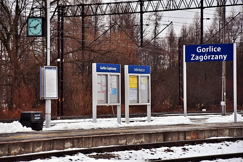 Podróżni, którzy korzystają z połączeń ze stacji w...