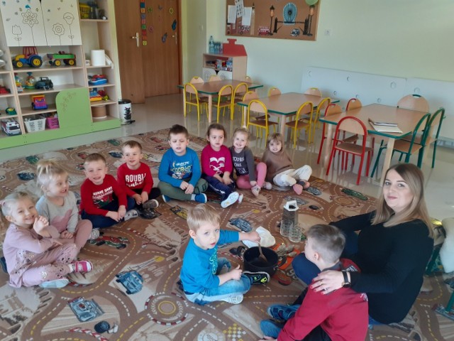 Przedszkolaki z przedszkola "Magical World" w Jędrzejowie uczestniczą w projekcie "Serdeczna Karteczka".