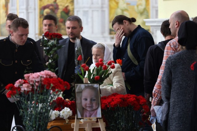 Uroczystość pogrzebowa 3-miesięcznej Kiry Glodan z Odessy. Dziewczynka zginęła w wyniku uderzenia rosyjskiego pocisku w budynek mieszkalny