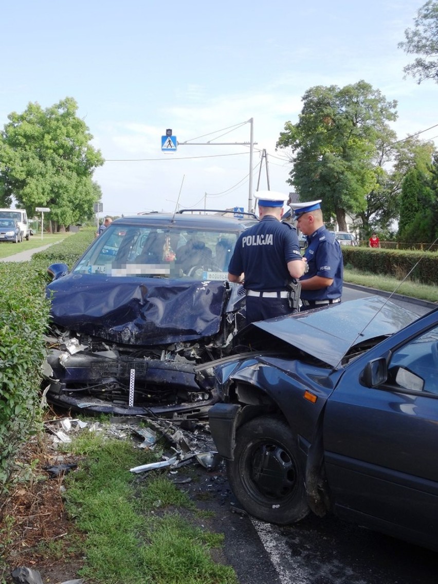 Wypadek w Jaraczewie: Zderzenie dwóch samochodów osobowych....
