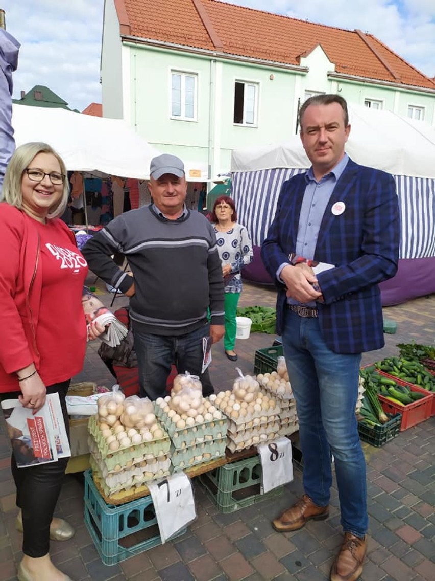 Akcja ulotkowo-gazetkowa w Łęczycy. Zachęcali do głosowania na Andrzeja Dudę (ZDJĘCIA)