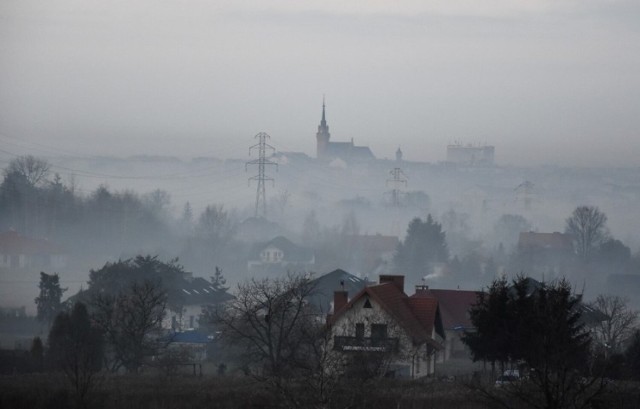Problemy ze smogiem mogą utrzymywać się w Tarnowie przez cały wtorek - 7 lutego. Fatalna jakość powietrza ma wpływ na nasilenie objawów chorób związanych z układem krwionośnym i oddechowym