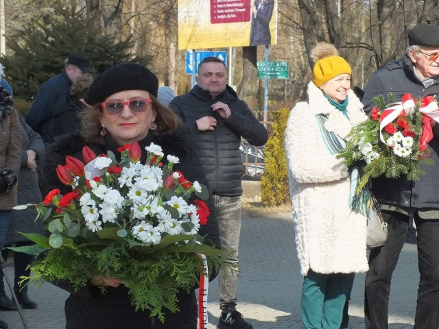 Przed tablicą poświęconą Żołnierzom Wyklętym kwiaty składa pani poseł Agata Wojtyszek.