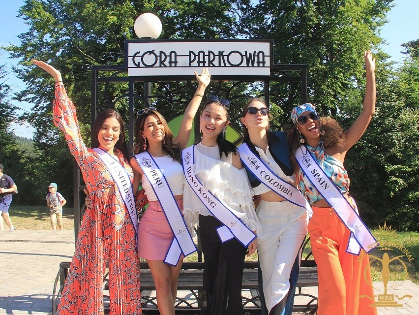 Kandydatki Miss Supranational 2022 zwiedzały Krynicę-Zdrój. Najpiękniejsze kobiety świata bawiły się na Górze Parkowej