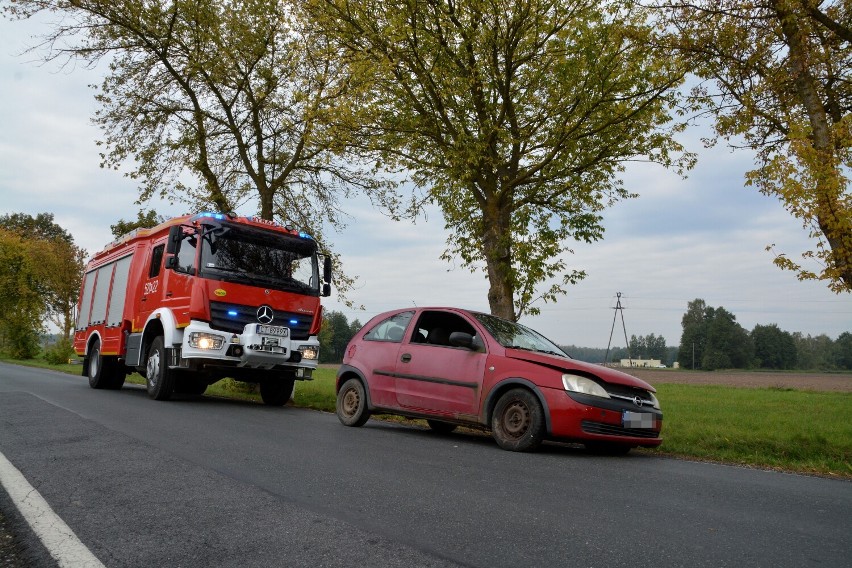Opel corsa w Borzyszkowie zjechał z drogi i wpadł do rowu.