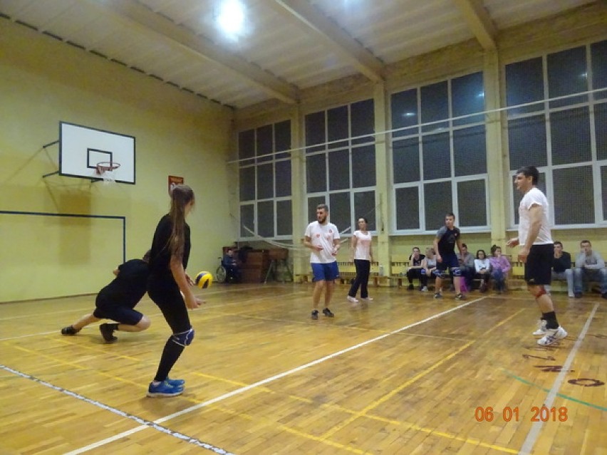 Turniej siatkówki w Rogoźnie pod hasłem "Wspieramy WOŚP" [ZDJĘCIA]
