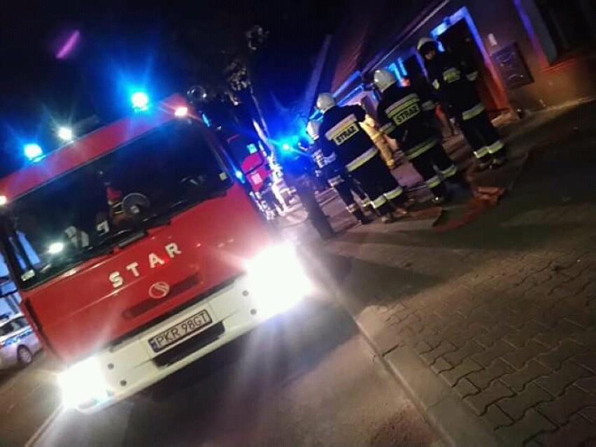 KOŹMIN: Strażacy wynieśli z płonącego domu dwie osoby. Niestety jedna nie żyje 
